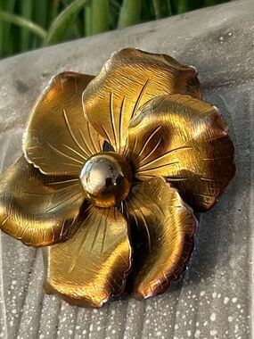 Elegant Gold Flower Accent brooch pinback metal brass 60s 70s